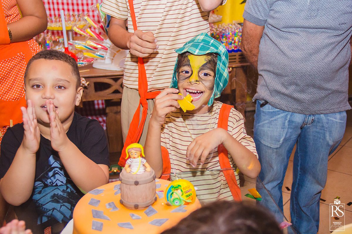 a hora do parabéns da festa de aniversário do Kaiki