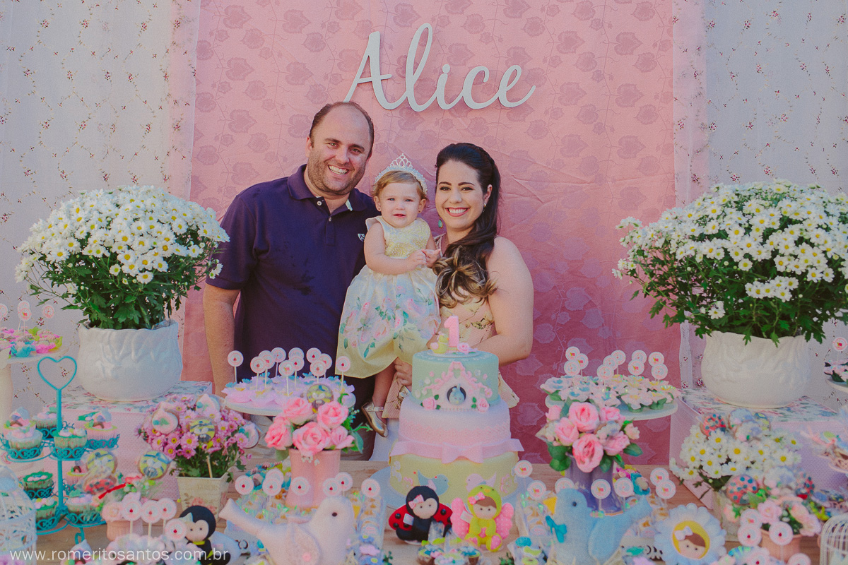 A pequenina Alice comemorou o seu 1 anino em uma festa encantadora na cidade de bataguassu, e contou com o fotografo Romerito Santos para registar este lindo momento.