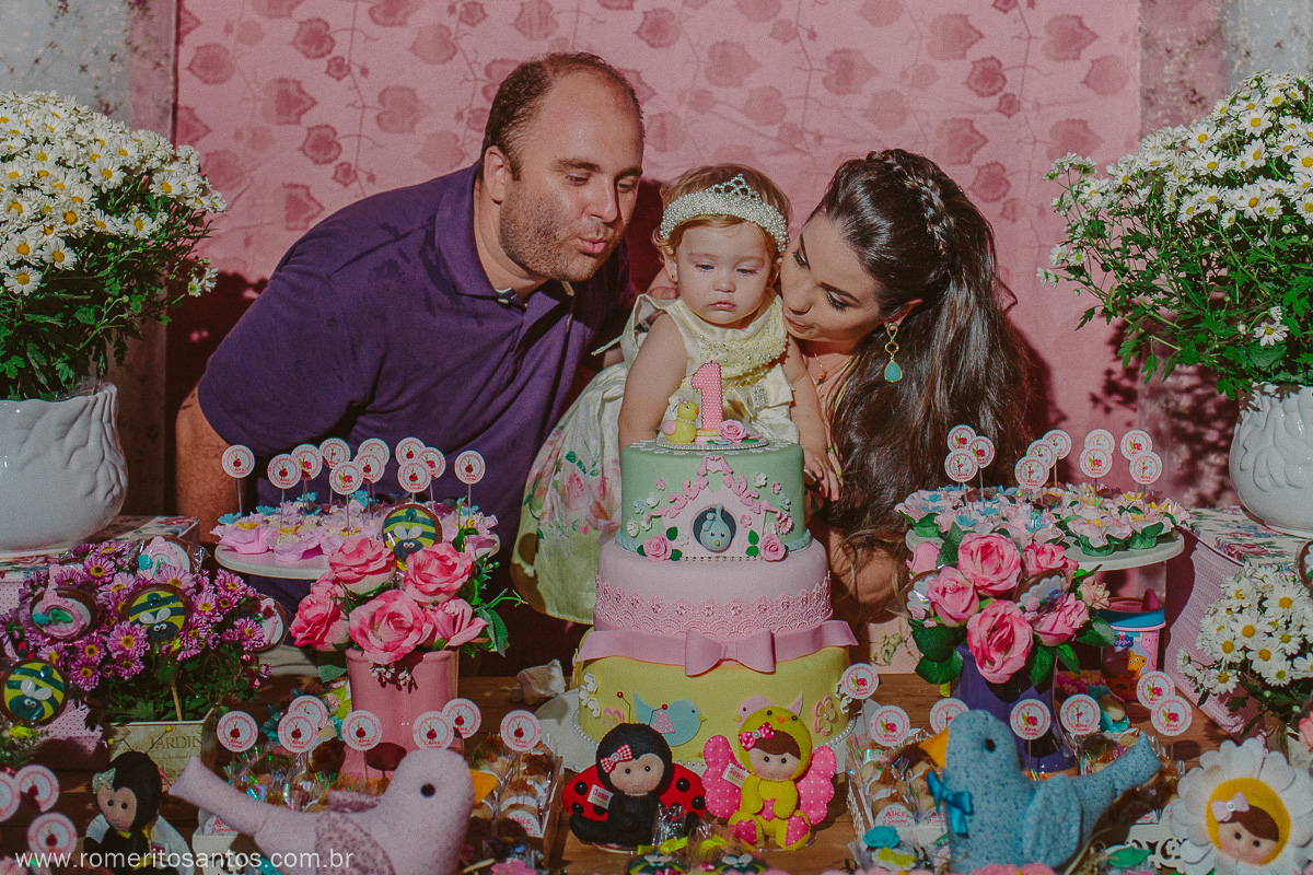 A pequenina Alice comemorou o seu 1 anino em uma festa encantadora na cidade de bataguassu, e contou com o fotografo Romerito Santos para registar este lindo momento.