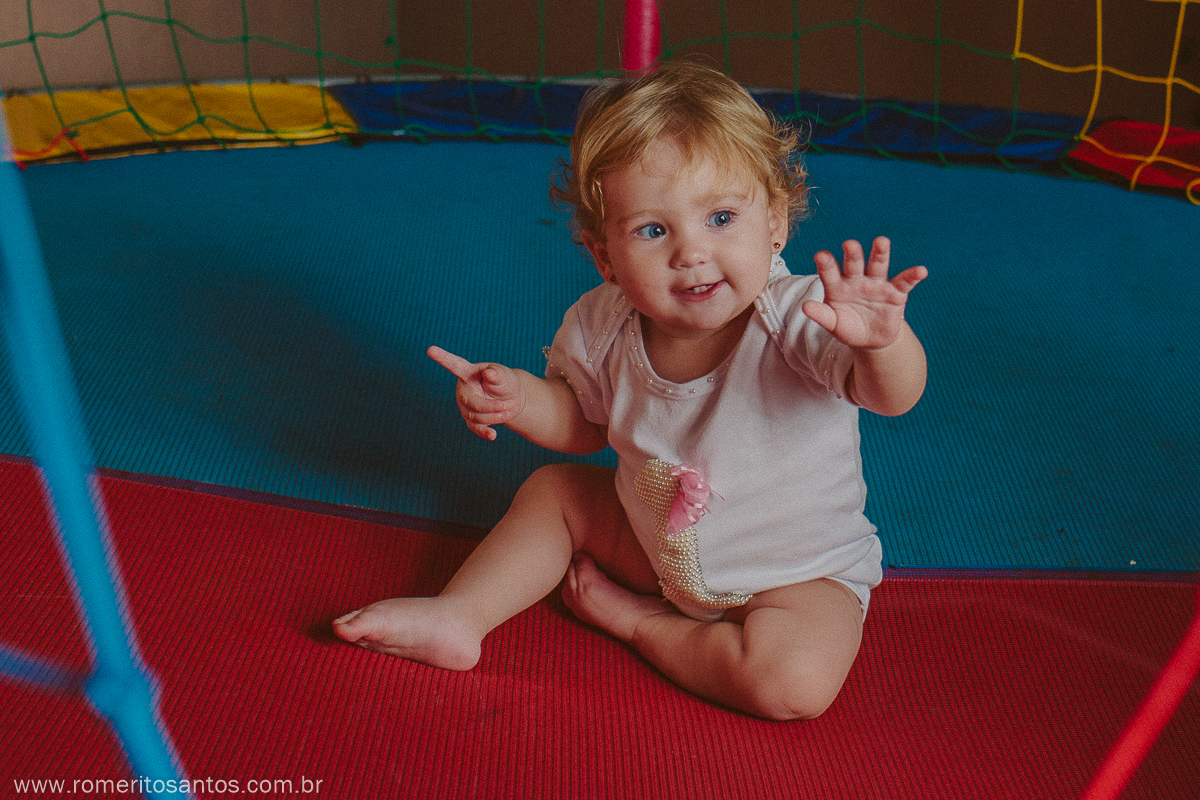 A pequenina Alice comemorou o seu 1 anino em uma festa encantadora na cidade de bataguassu, e contou com o fotografo Romerito Santos para registar este lindo momento.