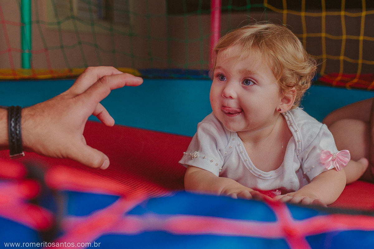 A pequenina Alice comemorou o seu 1 anino em uma festa encantadora na cidade de bataguassu, e contou com o fotografo Romerito Santos para registar este lindo momento.