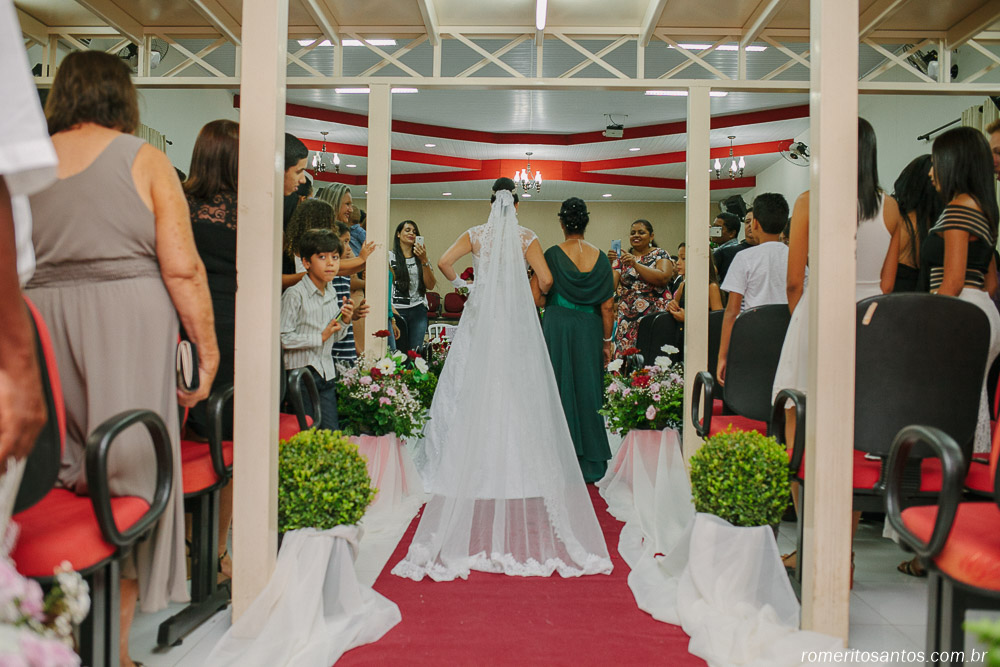 noiva Claudia entrando na igreja sendo levada pela sua mãe