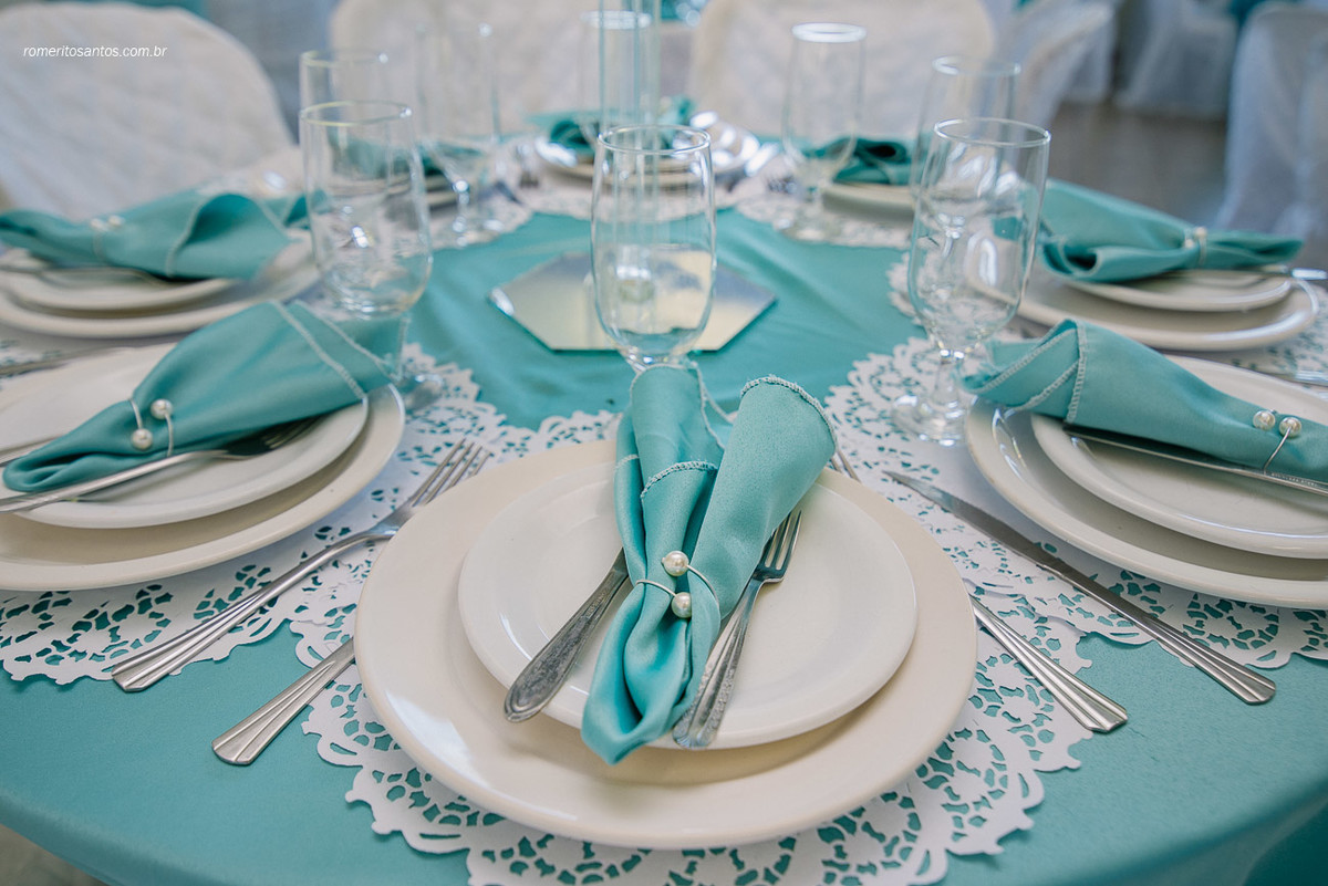 pratos de jantar no casamento com lindo acabamento de cor Azul Tifani