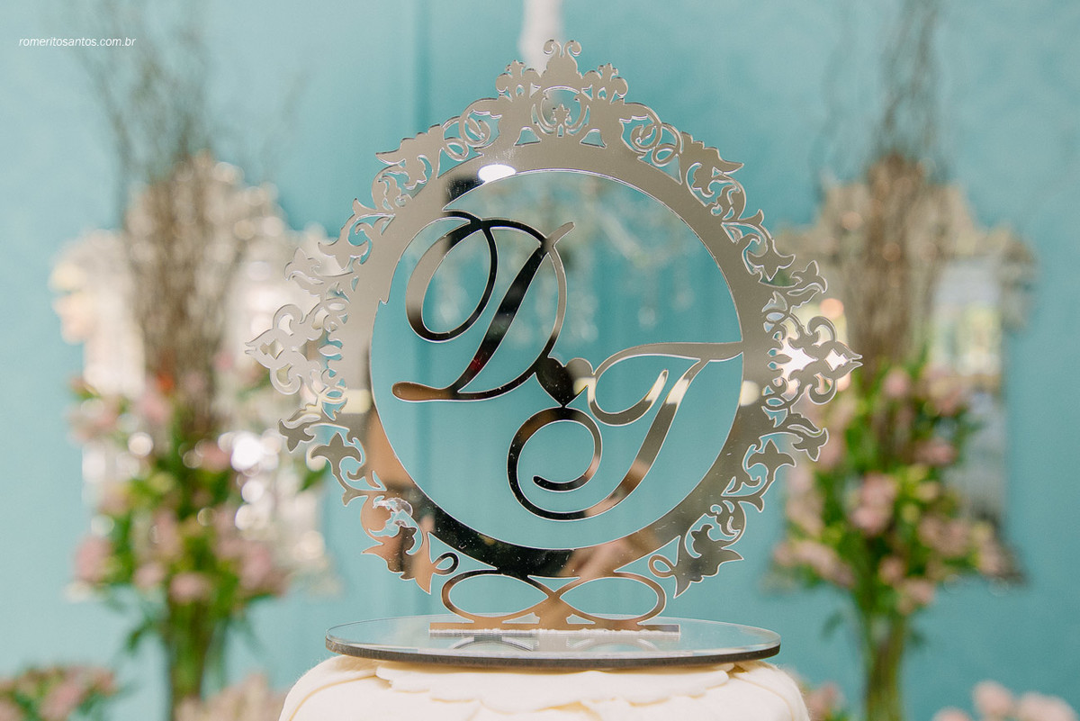 Topo do bolo com inicias dos noivos