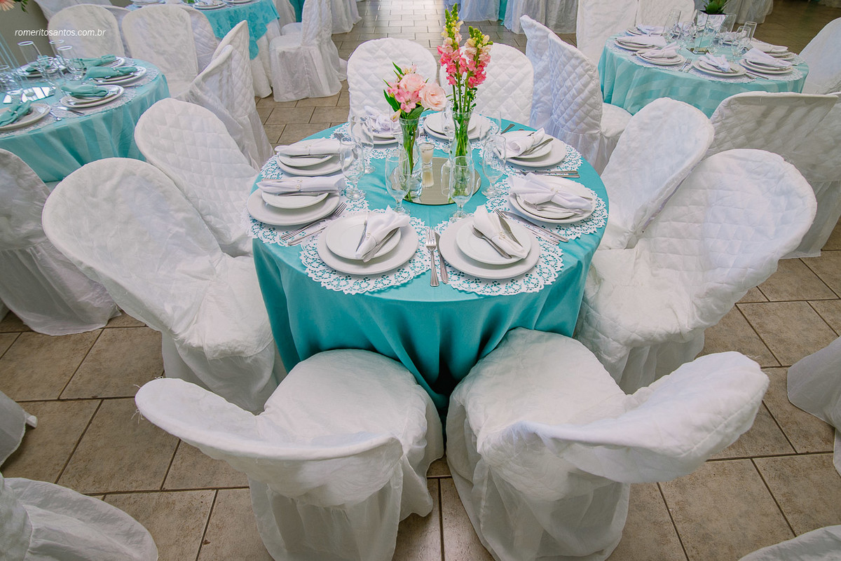mesa decorada para os conivdados no casa de Daniella