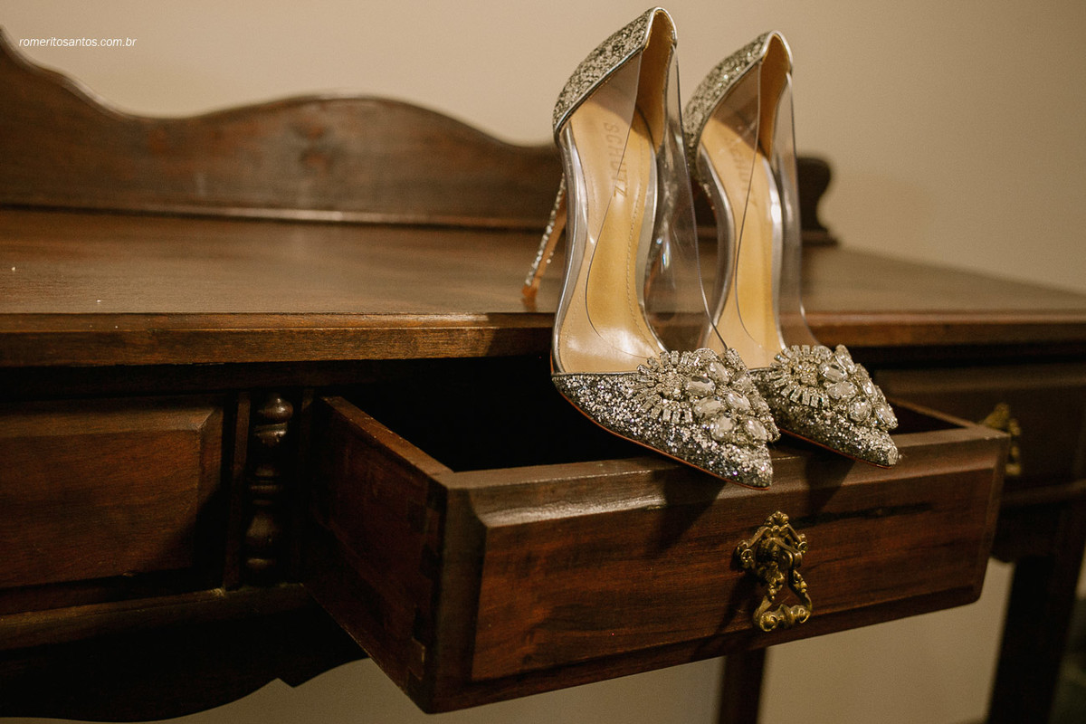lindo sapato para noivas para o dia do casamento com muito brilho e bem luxuoso