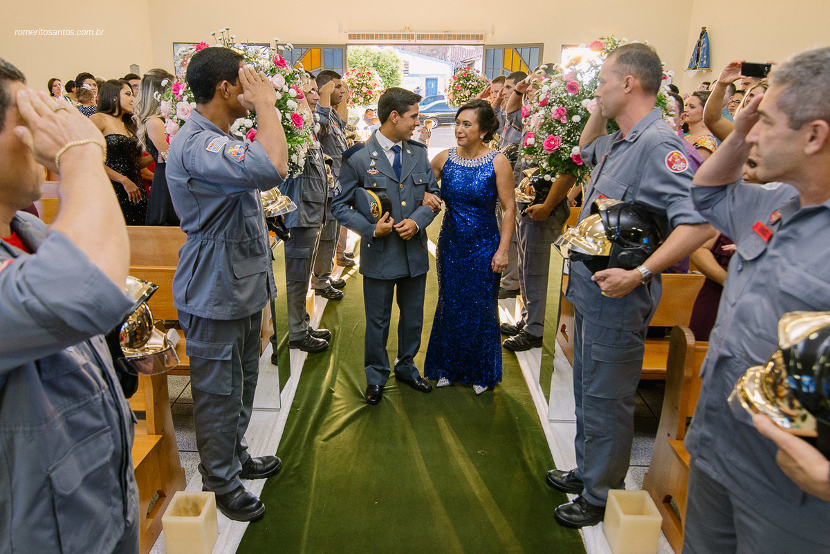 entrada co noivo com a sua mãe, com a linda homenagem de seus amigos do corpo de Bombeiros todos com as fardas de trabalho