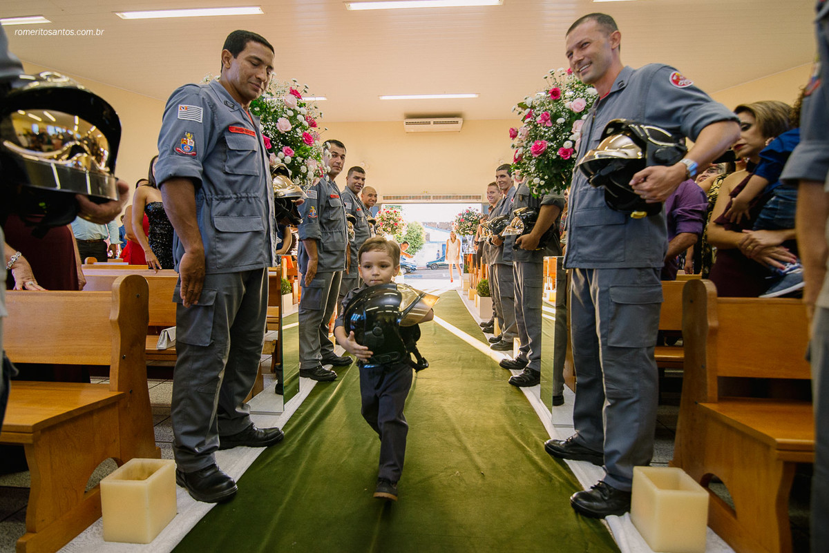 entrada do pajem com traje de corpo de Bombeiro levando o capacete de bombeiro para o noivo