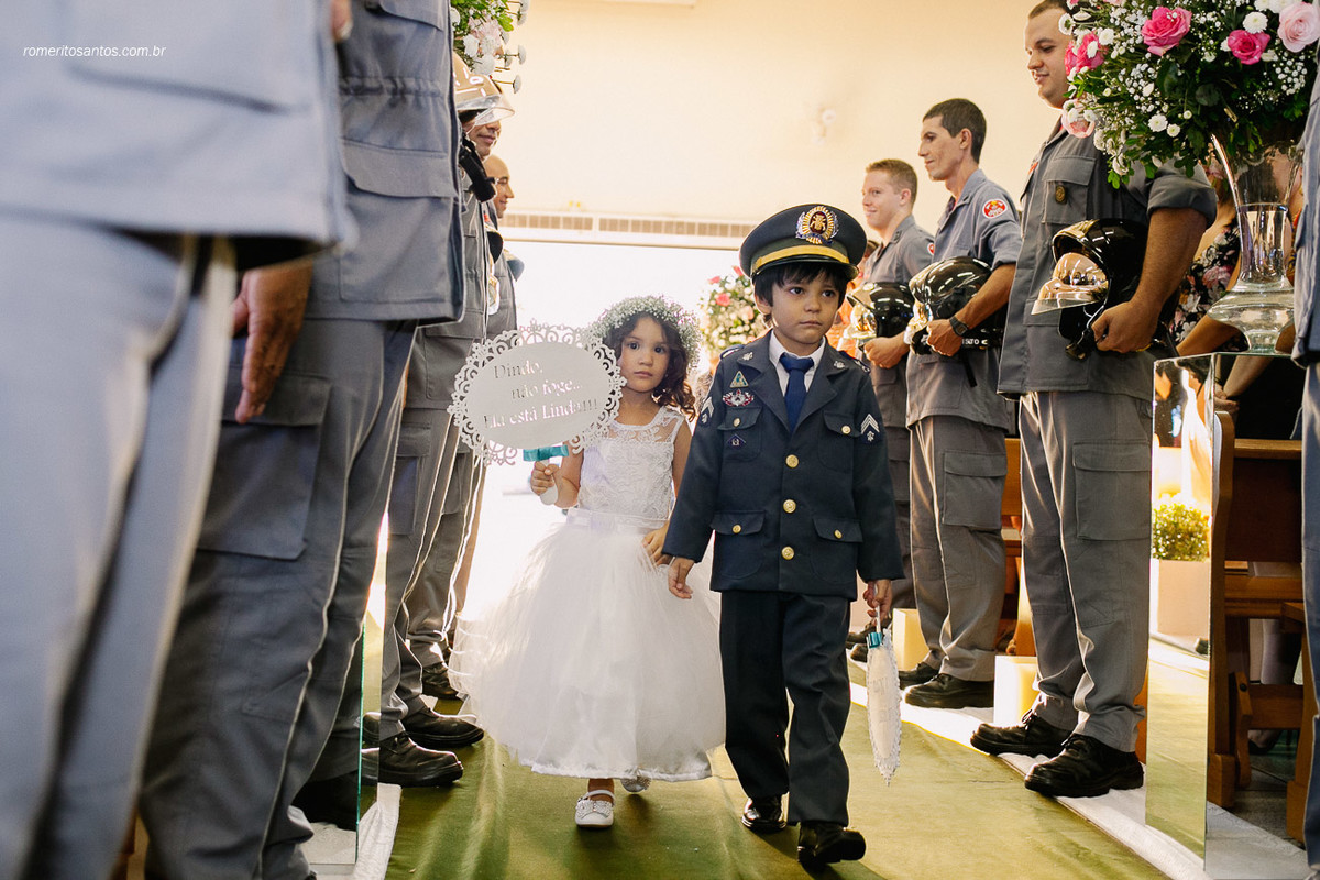 linda entrada com a plaquina lá vem a noiva, com os pajens, e ainda com aquele toque vestido de bombeiro