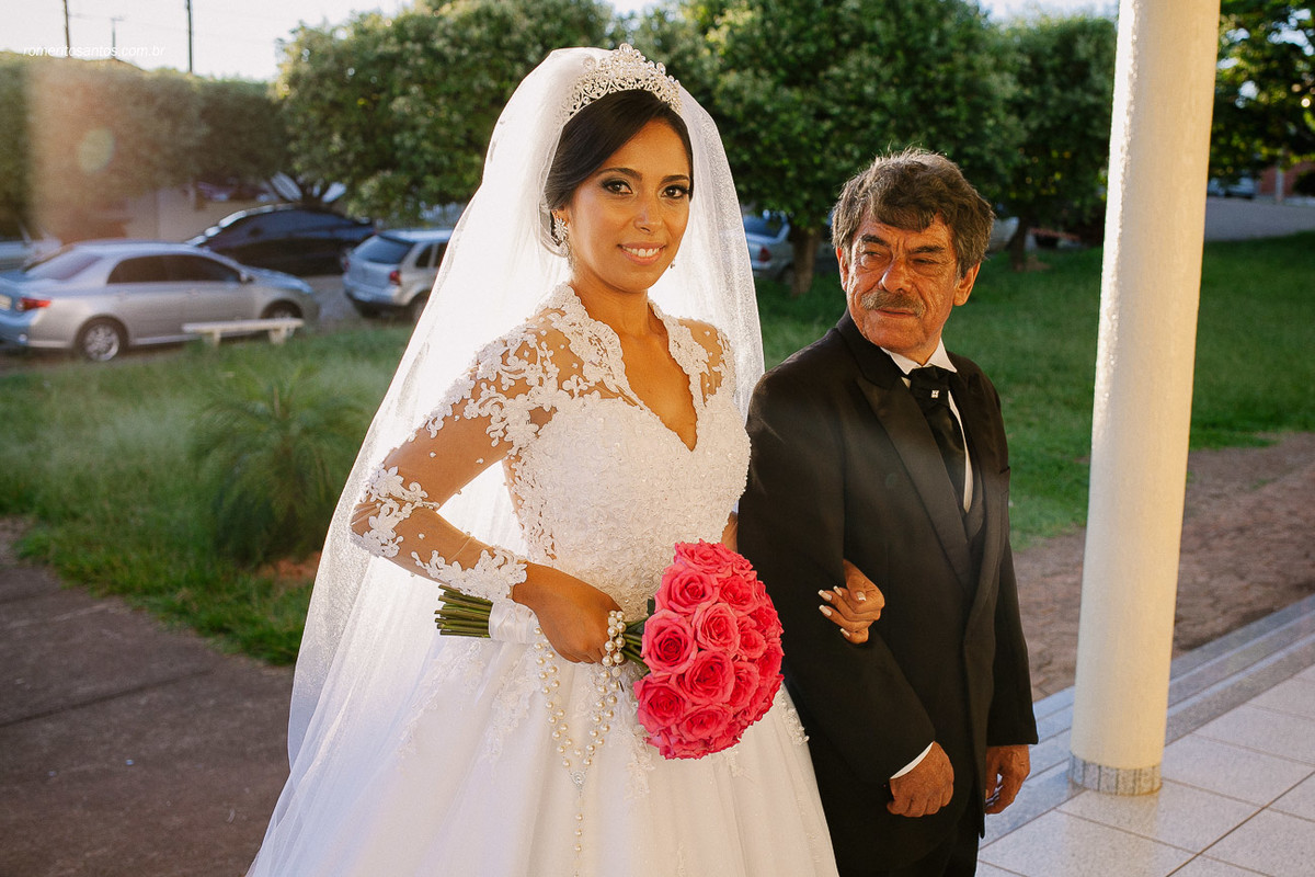 noiva com o pai minuto antes da sua entrada