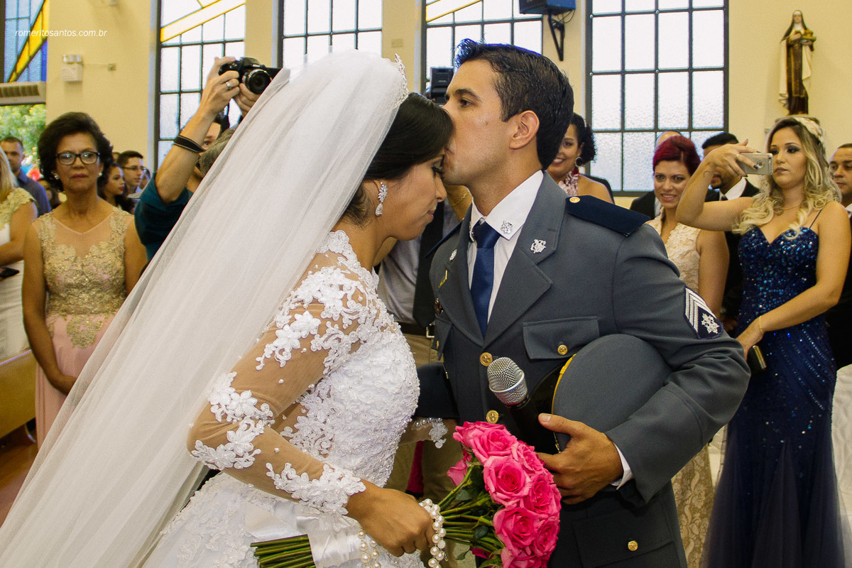 beijo de respeito do noiva para sua querida mulher