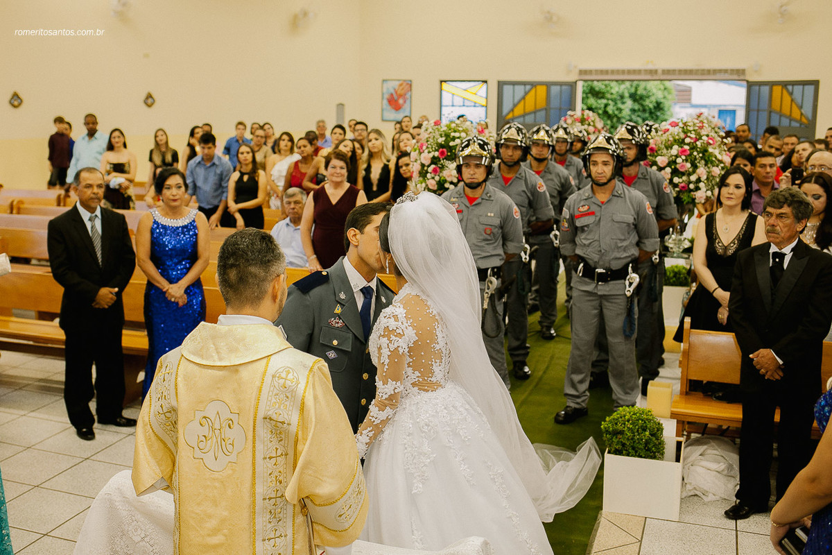 o beijo dos noivos no altar