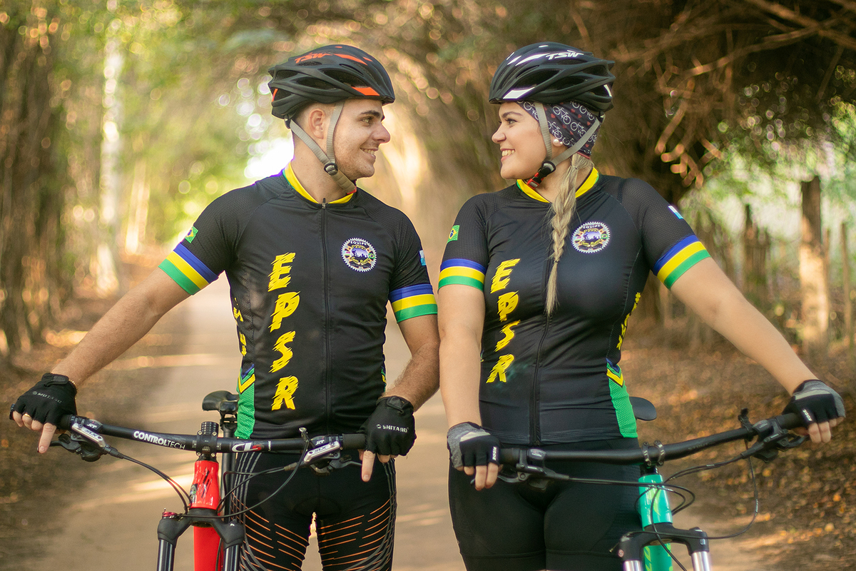 Casal em estrada de terra com suas bicicletas em Santo Antônio de Pádua no rio de janeiro em ensaio pré-casamento