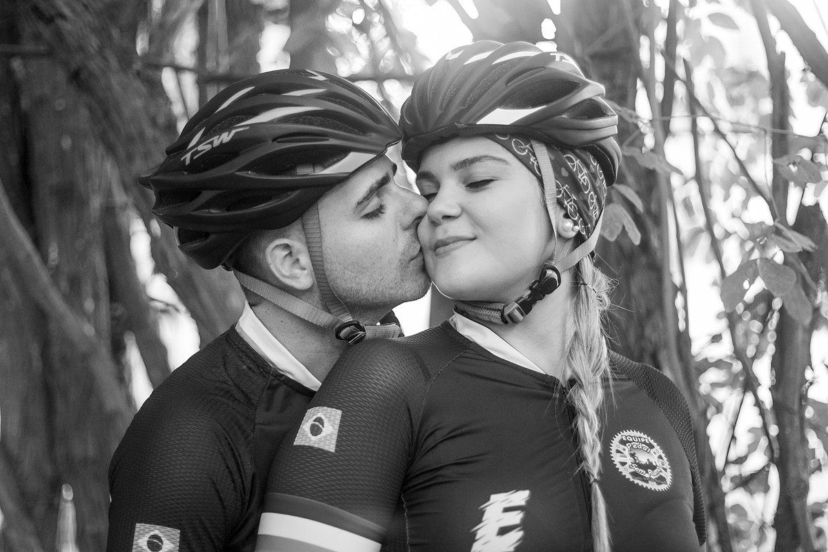 noivo beija noiva em foto preto e branco durante ensaio pre-wedding em santo antonio de pádua 