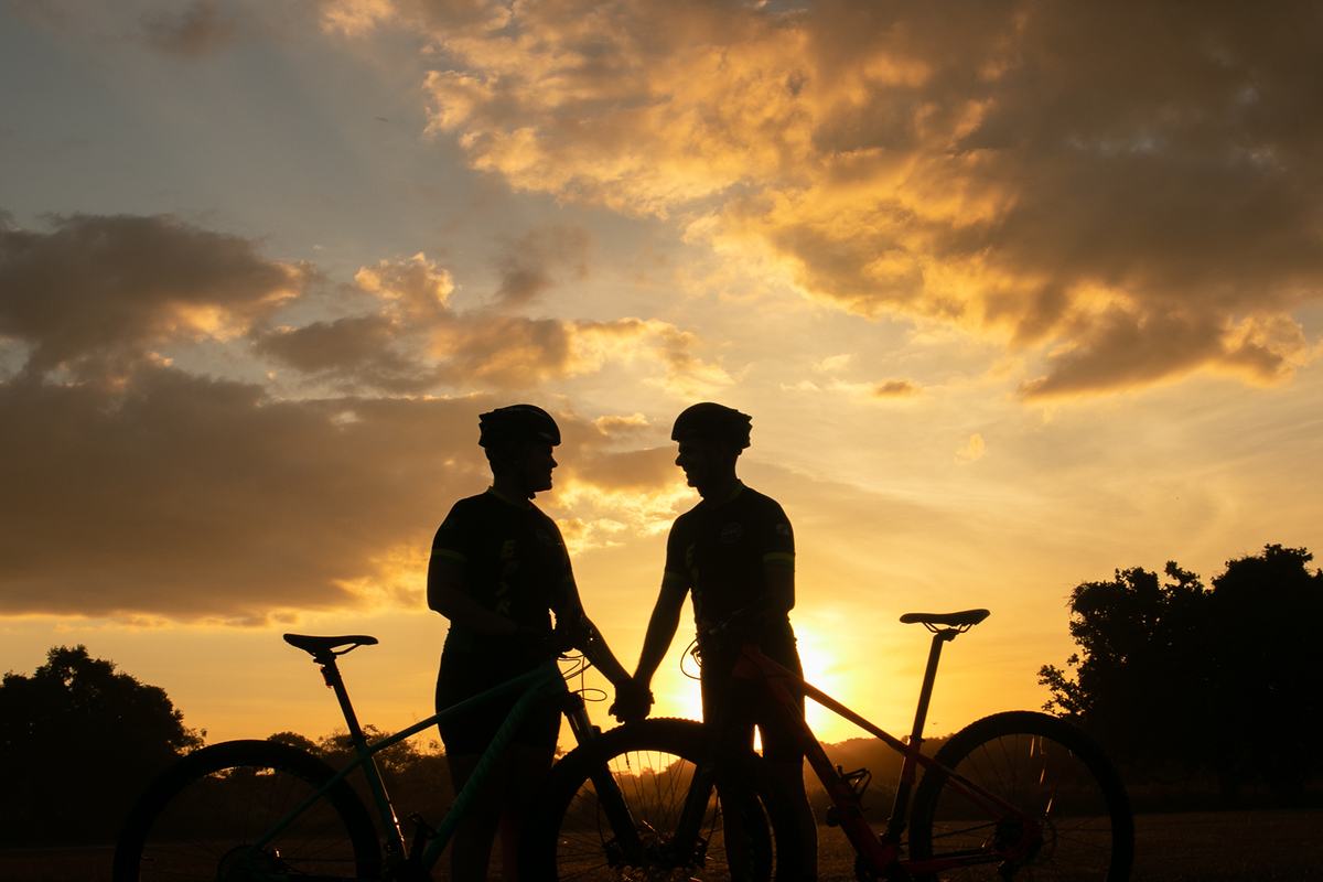 Silhueta de noivos em ensaio pré-casamento  no por do sol em santo antonio de pádua no rio de janeiro