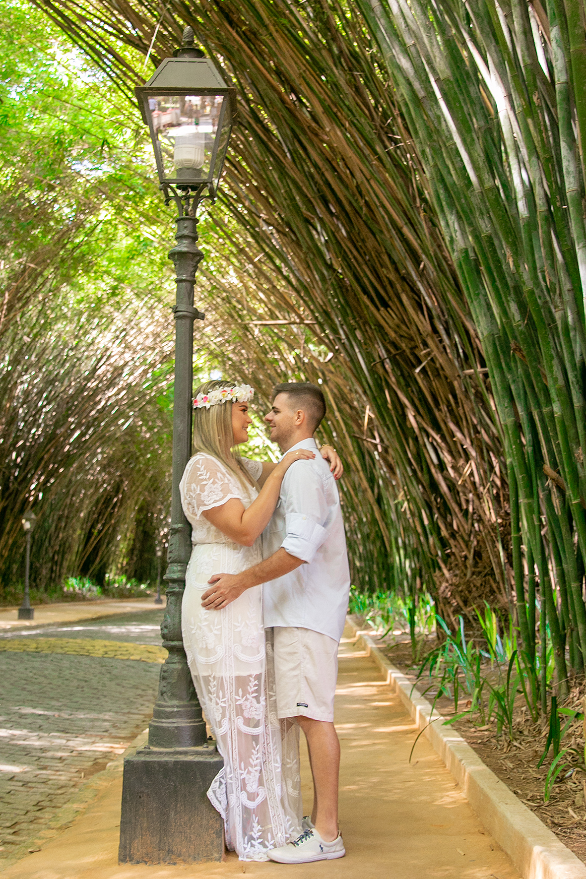 Noivo olhando para noiva apaixonada em ensaio pre wedding em Nova Friburgo no rio de janeiro 