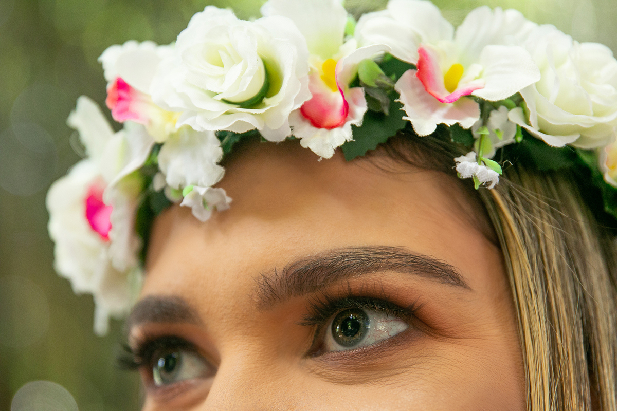 Noiva com coroa de flores com olhar apaixonado em uma linda paisagem em ensaio pre casamento em Nova Friburgo no rio de janeiro 