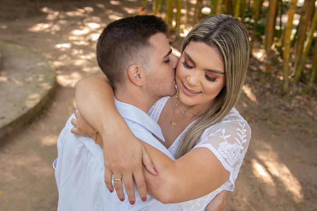 noivo beijando a noiva apaixonado e olhos fechados em uma estrada de terra em ensaio pre casamento em nova Friburgo no rio de janeiro