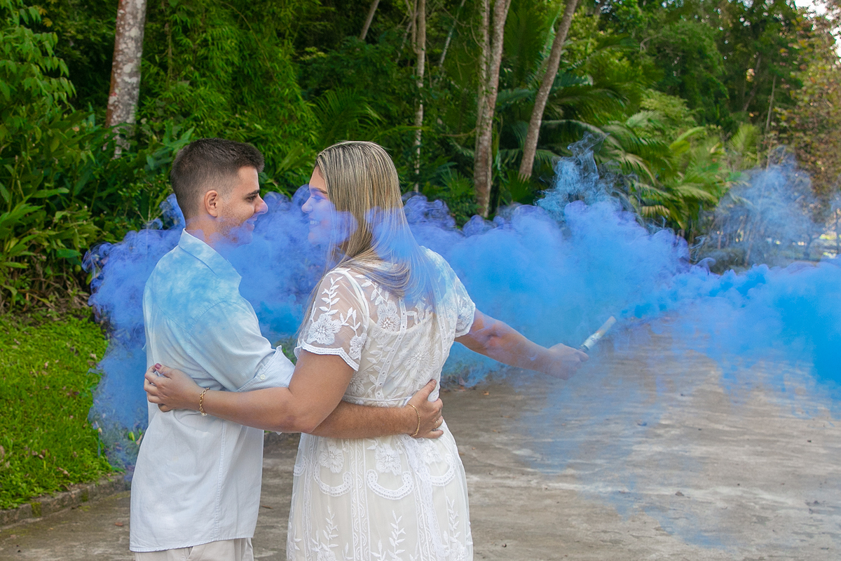 Noivo e noiva abraçados com fumaça azul se divertindo no ensaio pre wedding no Country Club em Nova Friburgo - RJ