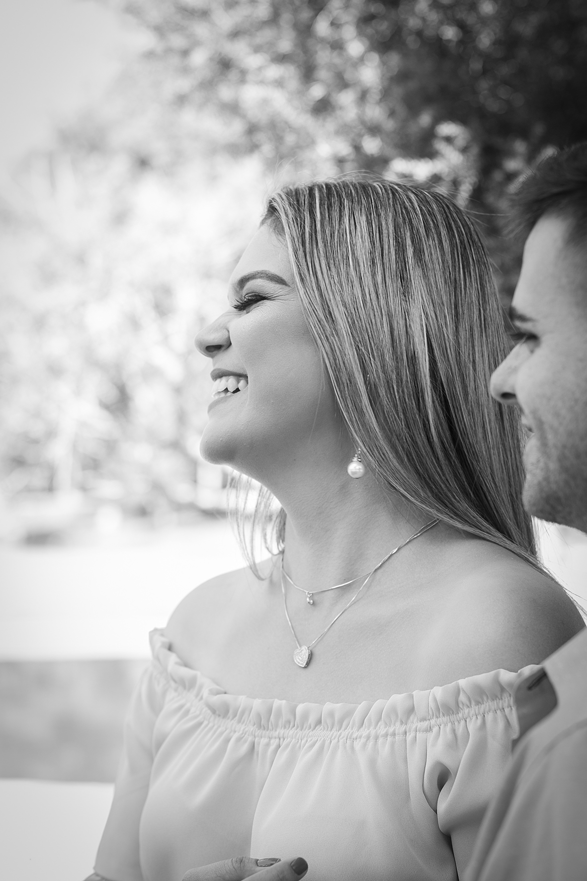 Noiva sorrindo muito feliz em foto preta e branca em seu ensaio pre casamento em nova fribrugo no rio de janeiro