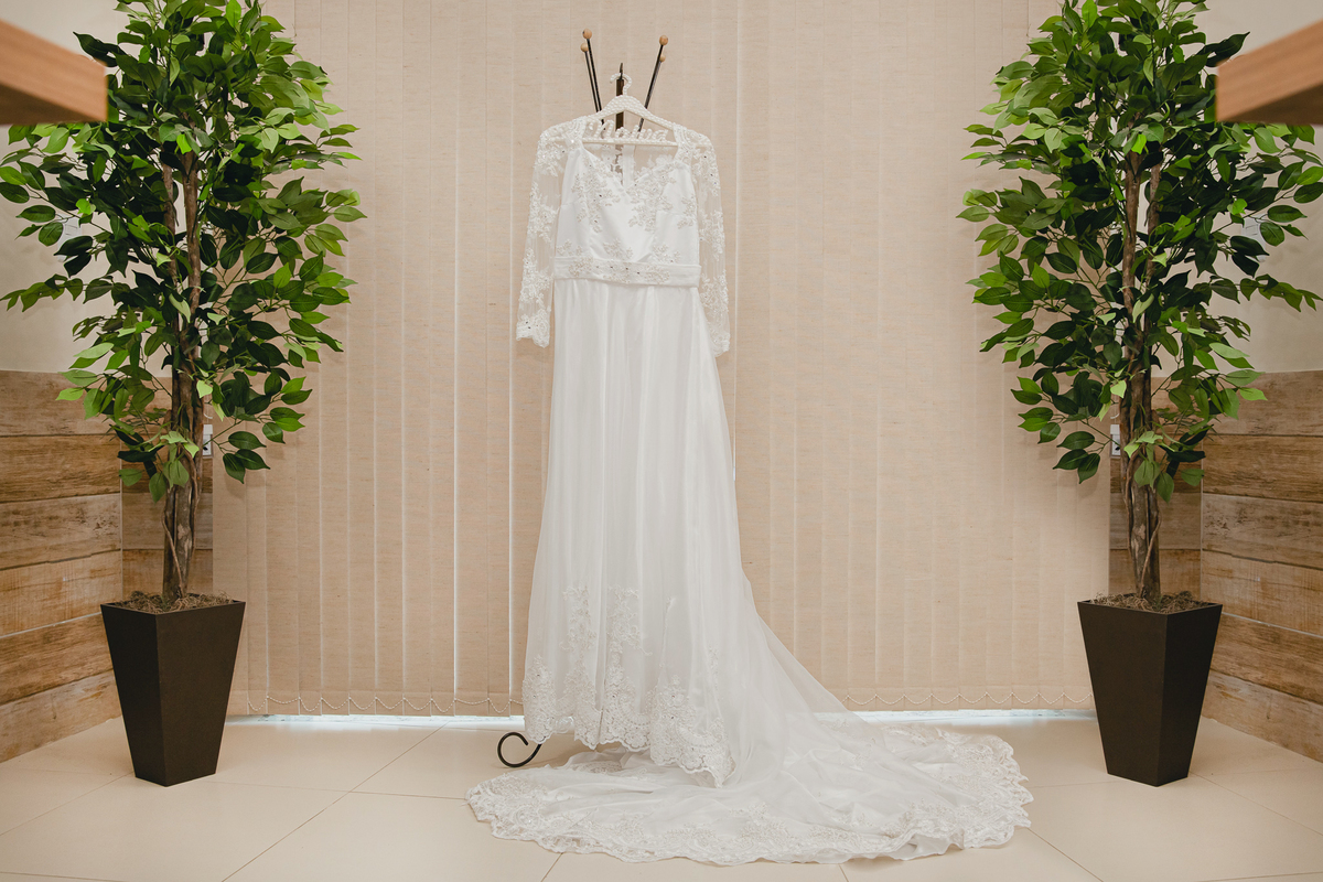 Vestido da noiva de mangas compridas no salão da Izalene momentos antos do grande sim em casamento em Santo Antonio de Pádua interior do Rio de Janeiro.