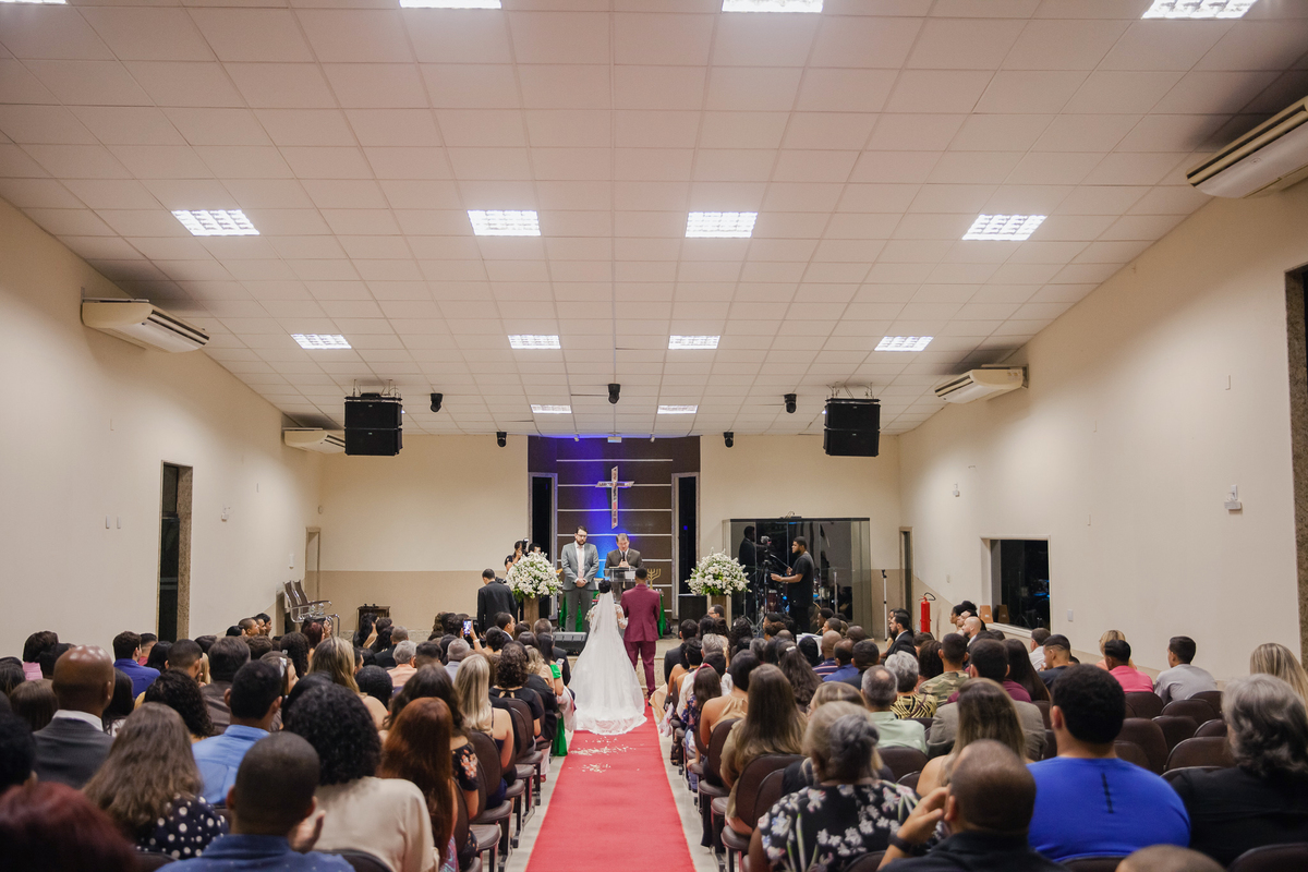 Foto da igreja Metodista Central com os noivos no altar recebendo a benção das alianças em casamento em Pádua. RJ