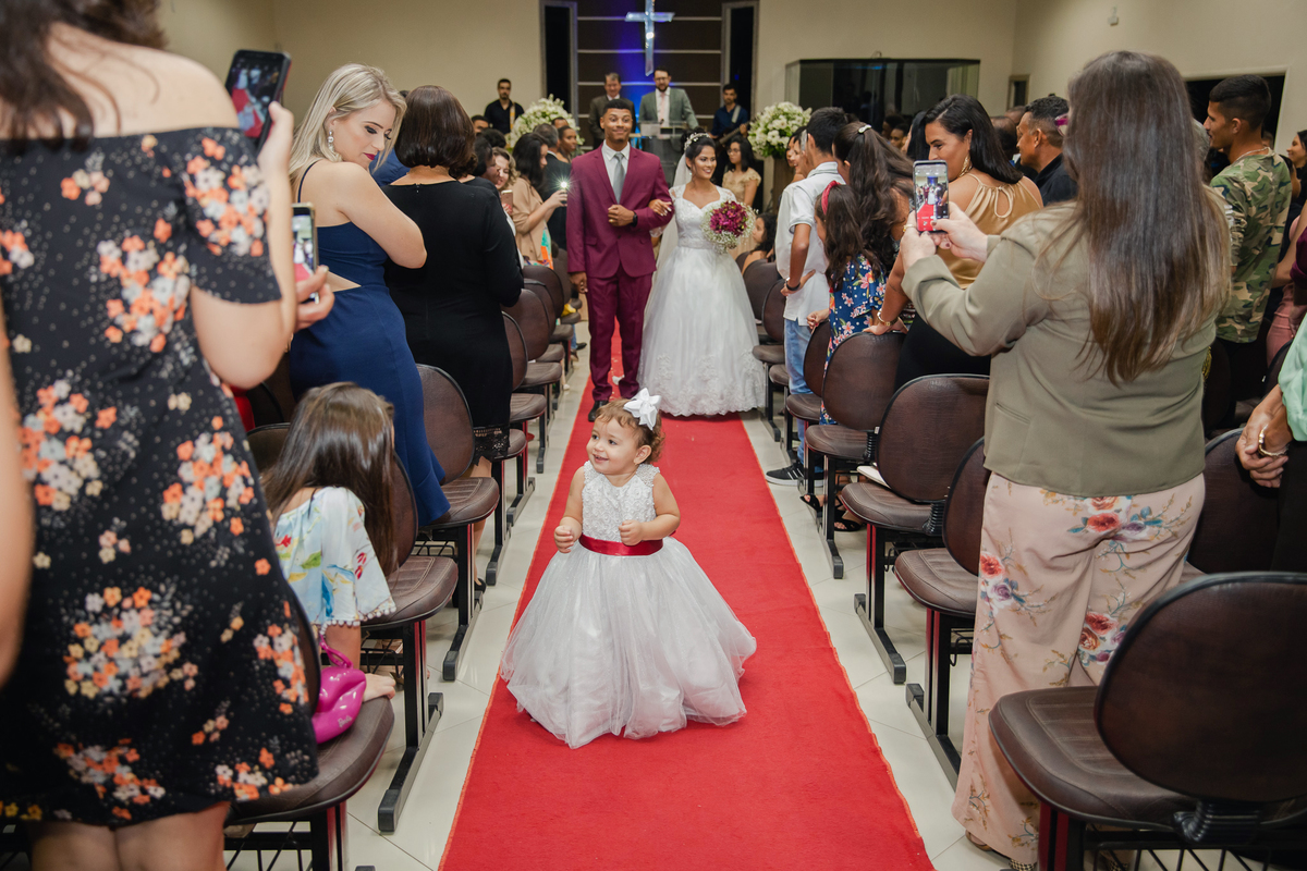 Dama de honra linda saindo da igreja em casamento na  Metodista Central em Santo Antonio de Pádua no Rio de Janeiro.