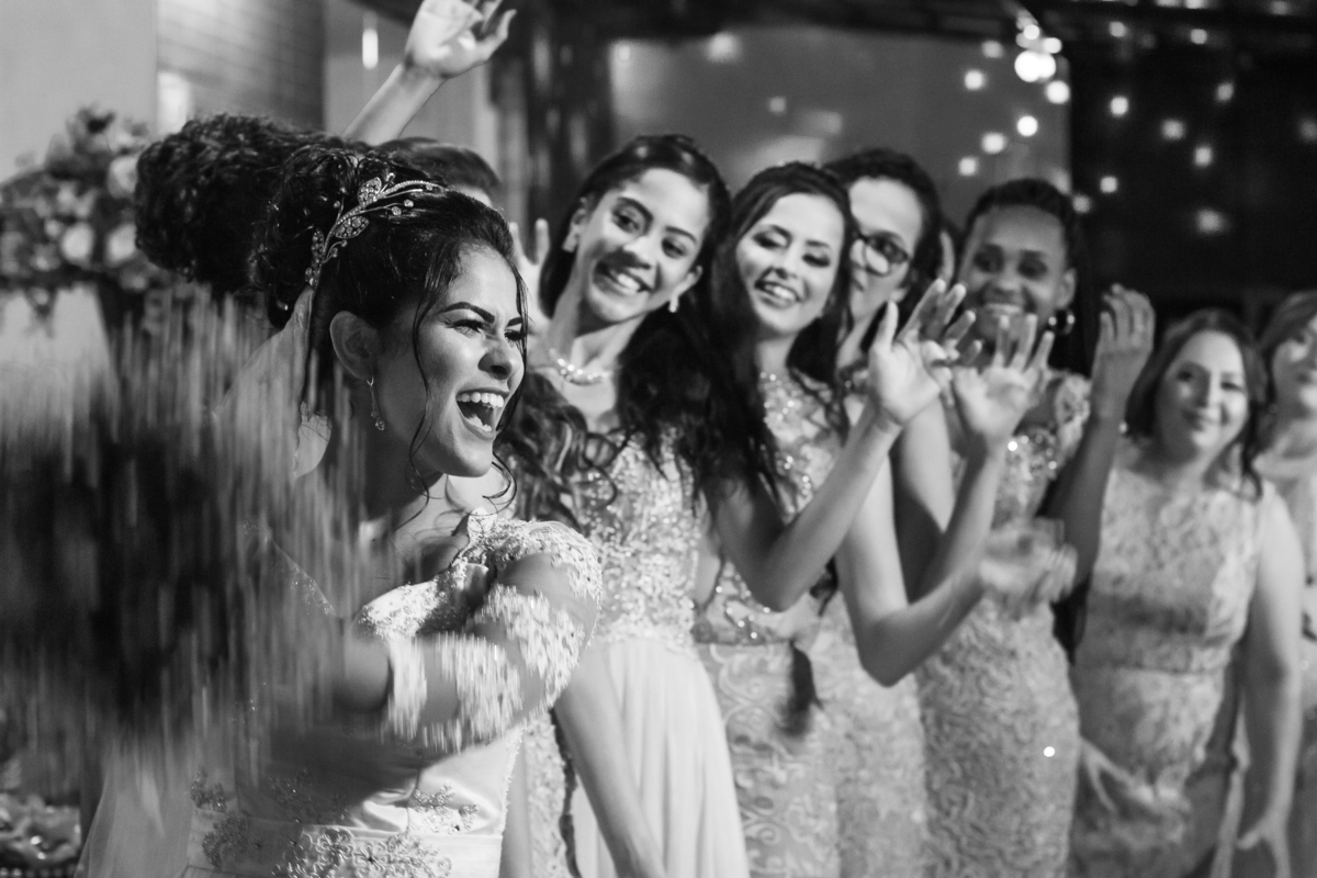 Noiva jogando seu buque para as madrinhas em foto preta e branca durante a festa de casamento em Santo Antônio de Pádua no Rio de Janeiro