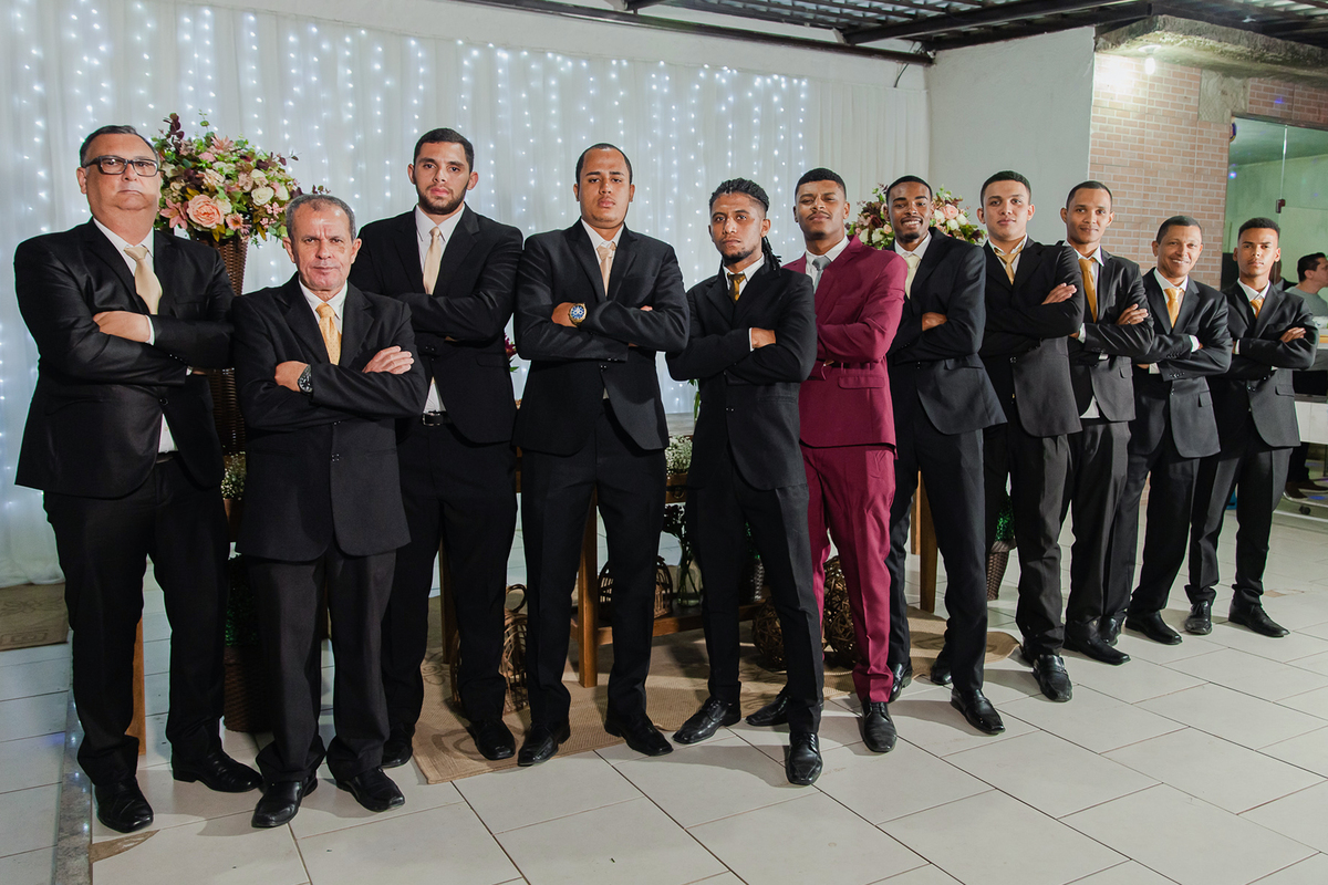 Padrinhos do noivo junto com o noivo com terno vinho durante a festa de casamento em Santo Antônio de Pádua no Rio de Janeiro