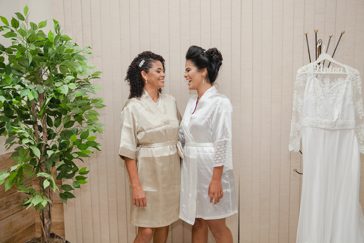 Noiva e sua mãe de roupão durante making of no salão de beleza da Izalene momentos antos do grande sim em casamento em Santo Antonio de Pádua interior do Rio de Janeiro.