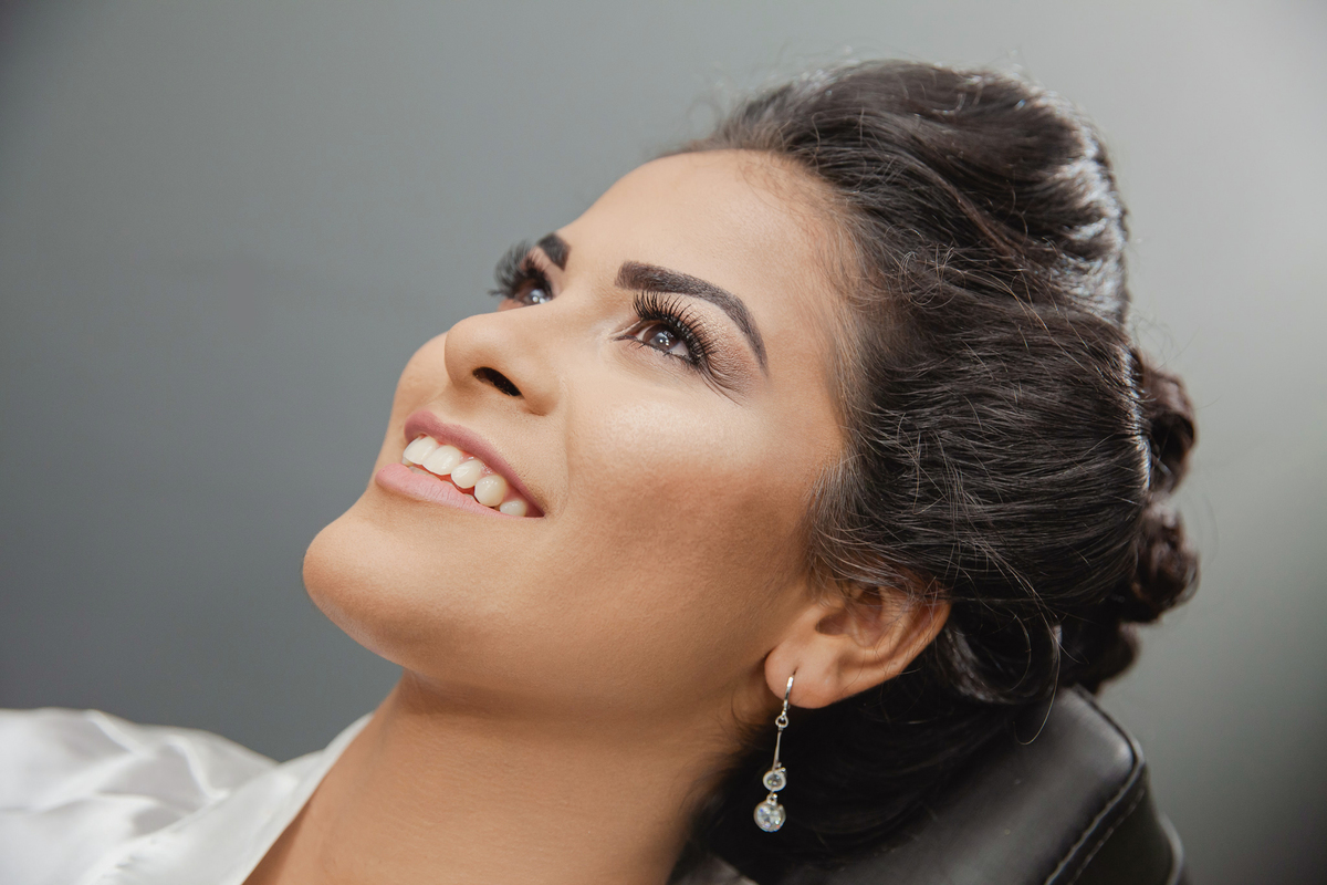 Noiva sorrindo durante seu making of no salão de beleza da Izalene momentos antos do grande sim em casamento em Santo Antonio de Pádua interior do Rio de Janeiro.do Rio de Janeiro.