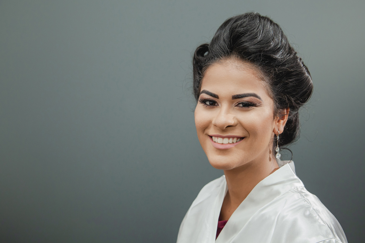 Noiva sorrindo durante seu making of no salão de beleza da Izalene momentos antos do grande sim em casamento em Santo Antonio de Pádua interior do Rio de Janeiro.