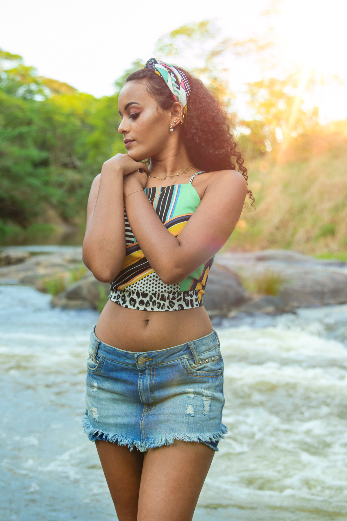 Menina de 15 anos em ensaio fotográfico em uma cachoeira em uma fazenda em Santo Antônio de Pádua no interior do Rio de Janeiro.