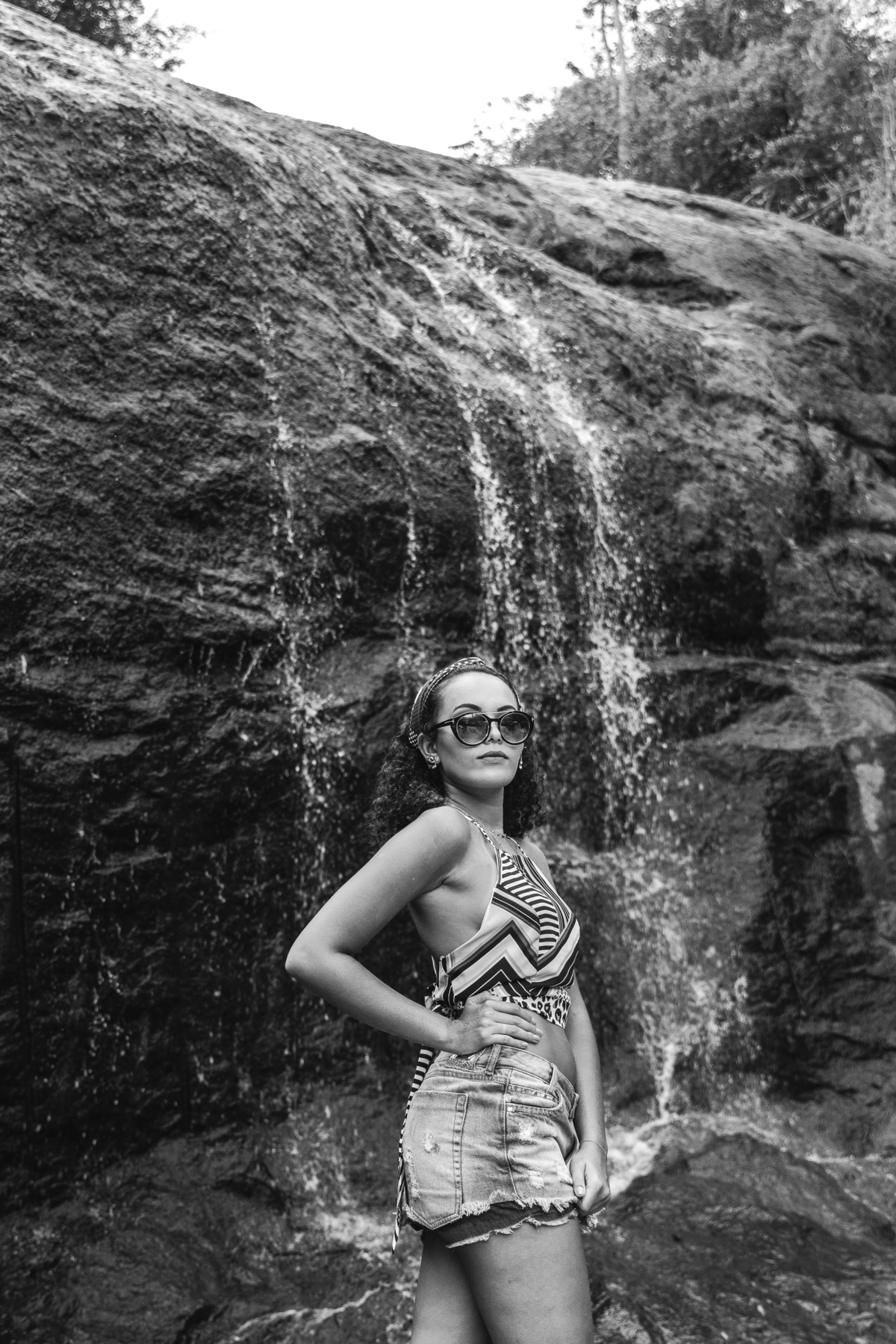 Foto em preto e branco aniversariante de 15 anos para seu ensaio fotográfico em uma fazenda em Santo Antônio de Pádua no interior do Rio de Janeiro.