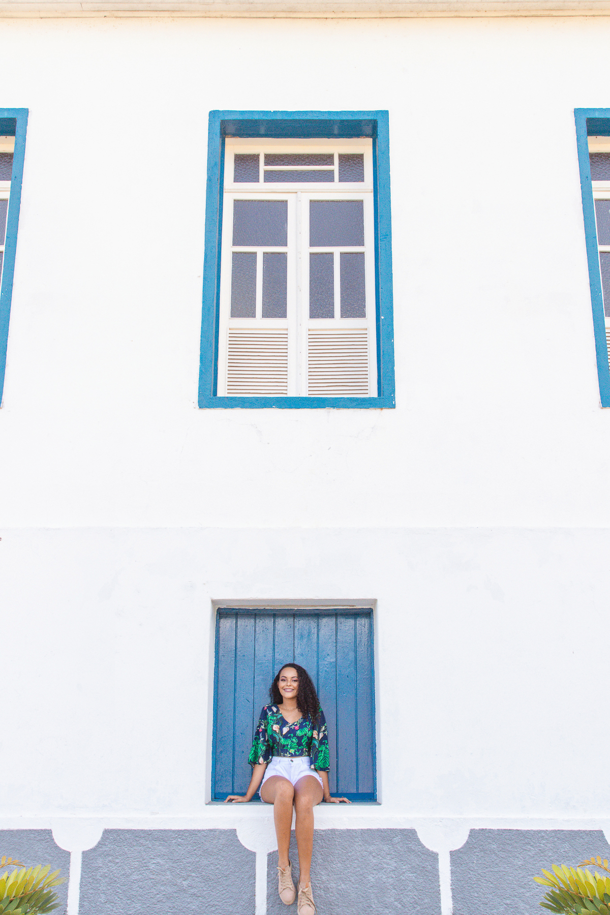 Debutante de 15 anos em seu ensaio com foto sentada na janela em uma fazenda antiga em Santo Antônio de Pádua no interior do Rio de Janeiro.