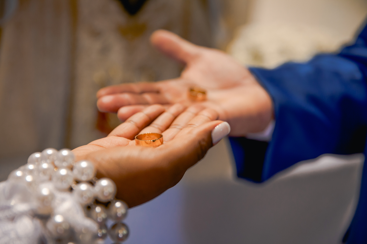 Noivos segurando as alianças durante casamento na igreja Paróquia de São José de Leonissa em Itaocara no Rio de Janeiro