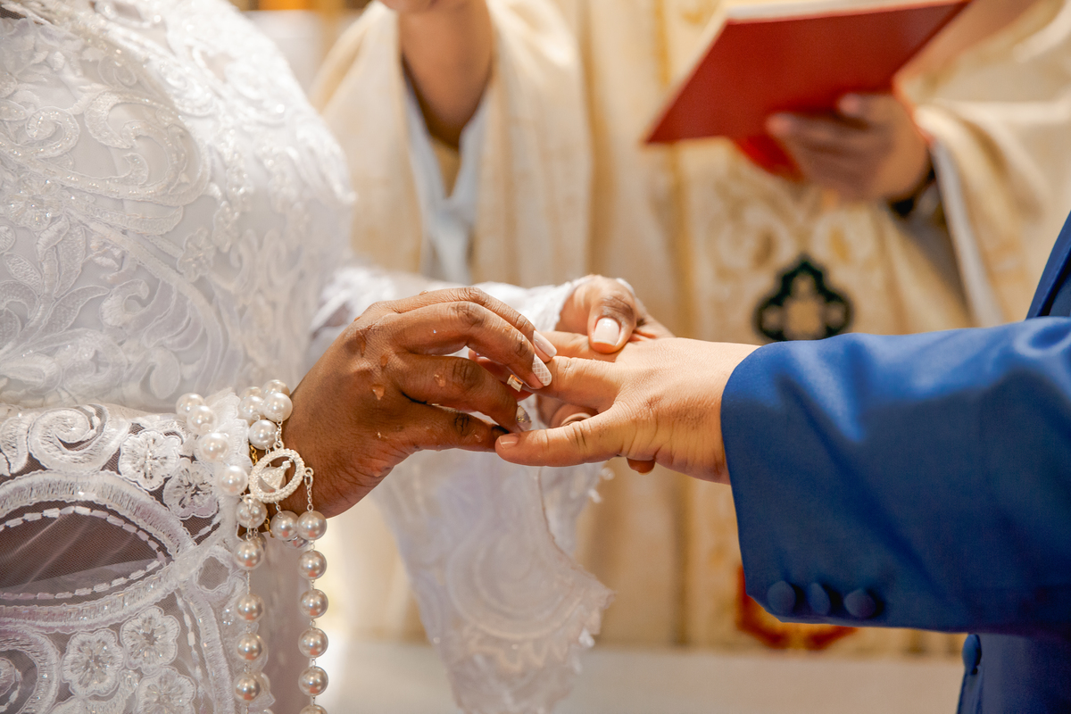 Noiva colocando as alianças durante casamento na igreja Paróquia de São José de Leonissa em Itaocara no Rio de Janeiro.
