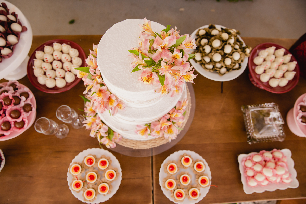 Bolo com flores naturais em mesa de casamento lindo ao ar livre em Itaocara no interior do Rio de Janeiro.