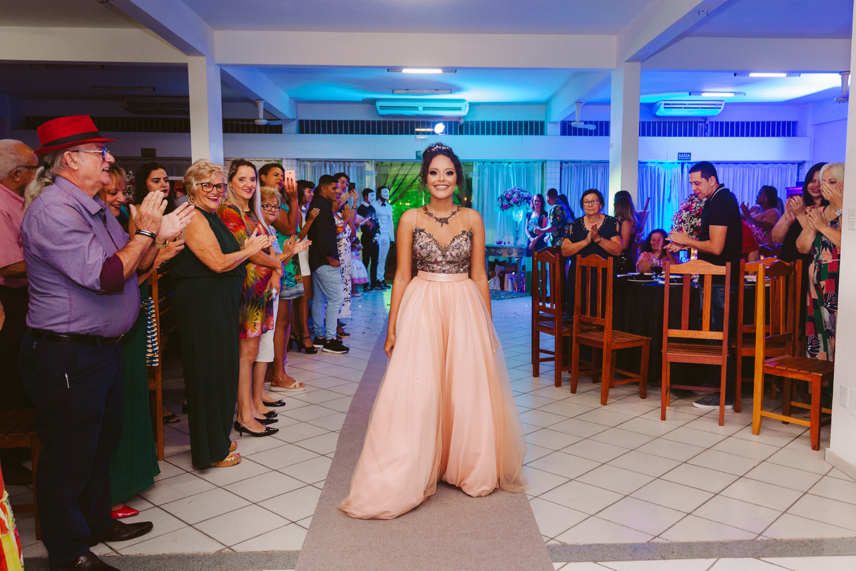 Debutante linda com seu vestido preto e rosê entrando triunfante em sua festa super animada de 15 anos realizada em salão de festas em Santo Antônio de Pádua no RJ.