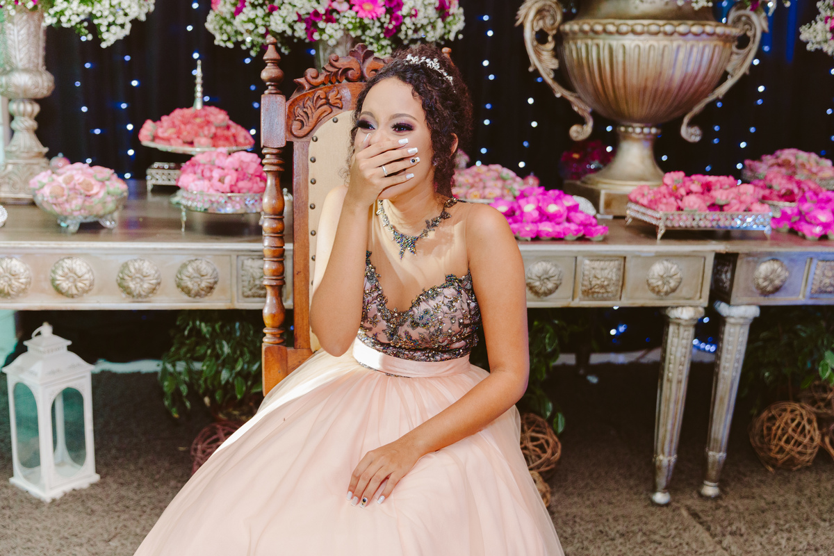 Debutante linda com tiara de pedras nos cabelos assistindo sua homenagem durante festa de 15 anos em Santo Antônio de Pádua no interior do Rio de Janeiro.
