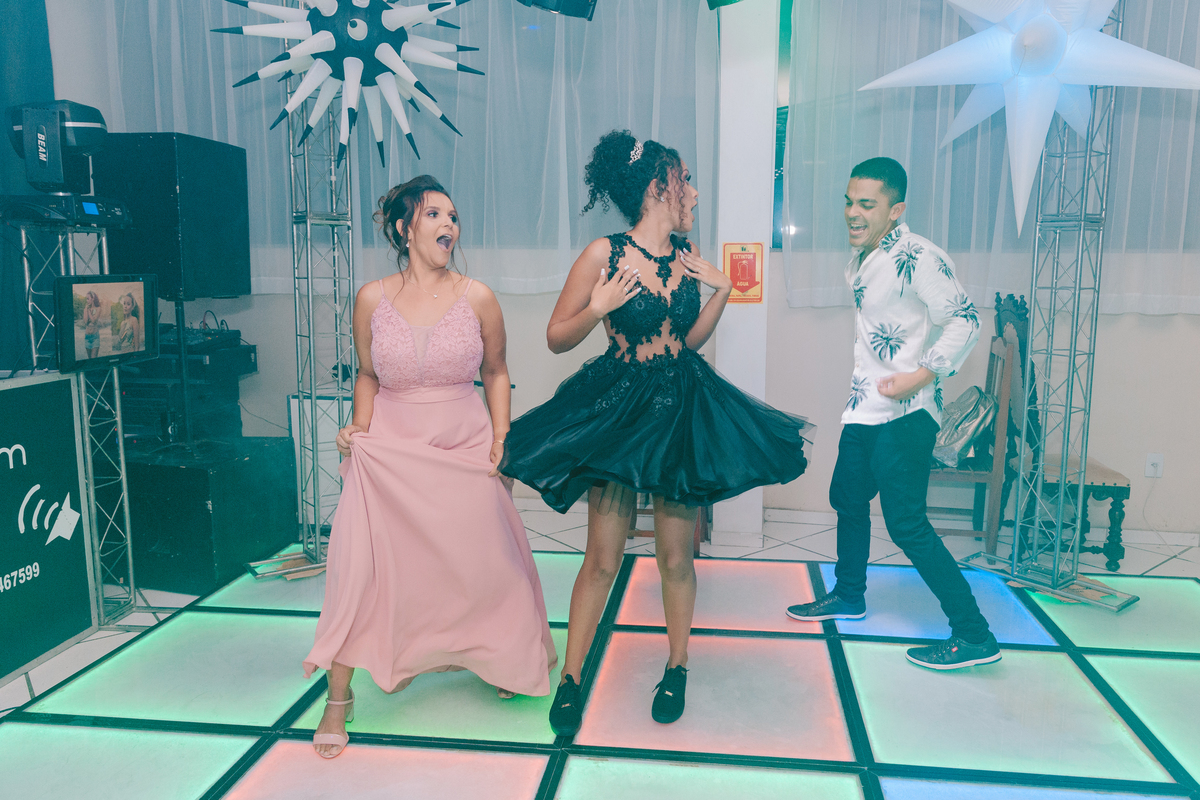 Mãe dançando e disputando de brincadeira a dança com sua filha aniversariante de 15 anos em festa linda.