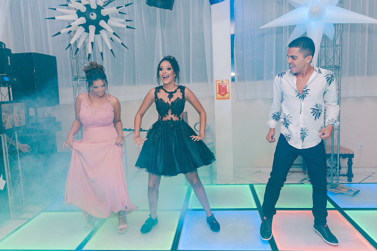 Pista de Dança bombando e super animada durante festa de 15 anos em Santo Antônio de Pádua no RJ. Mãe dançando e disputando de brincadeira a dança com sua filha aniversariante de 15 anos em festa linda.