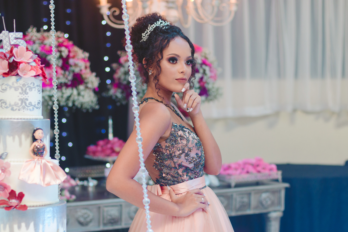 Aniversariante de 15 anos com seu vestido lindo preto e rosê na decoração de sua festa com bolo suspenso e e cortina preta com led em festa super animada em Pádua. 