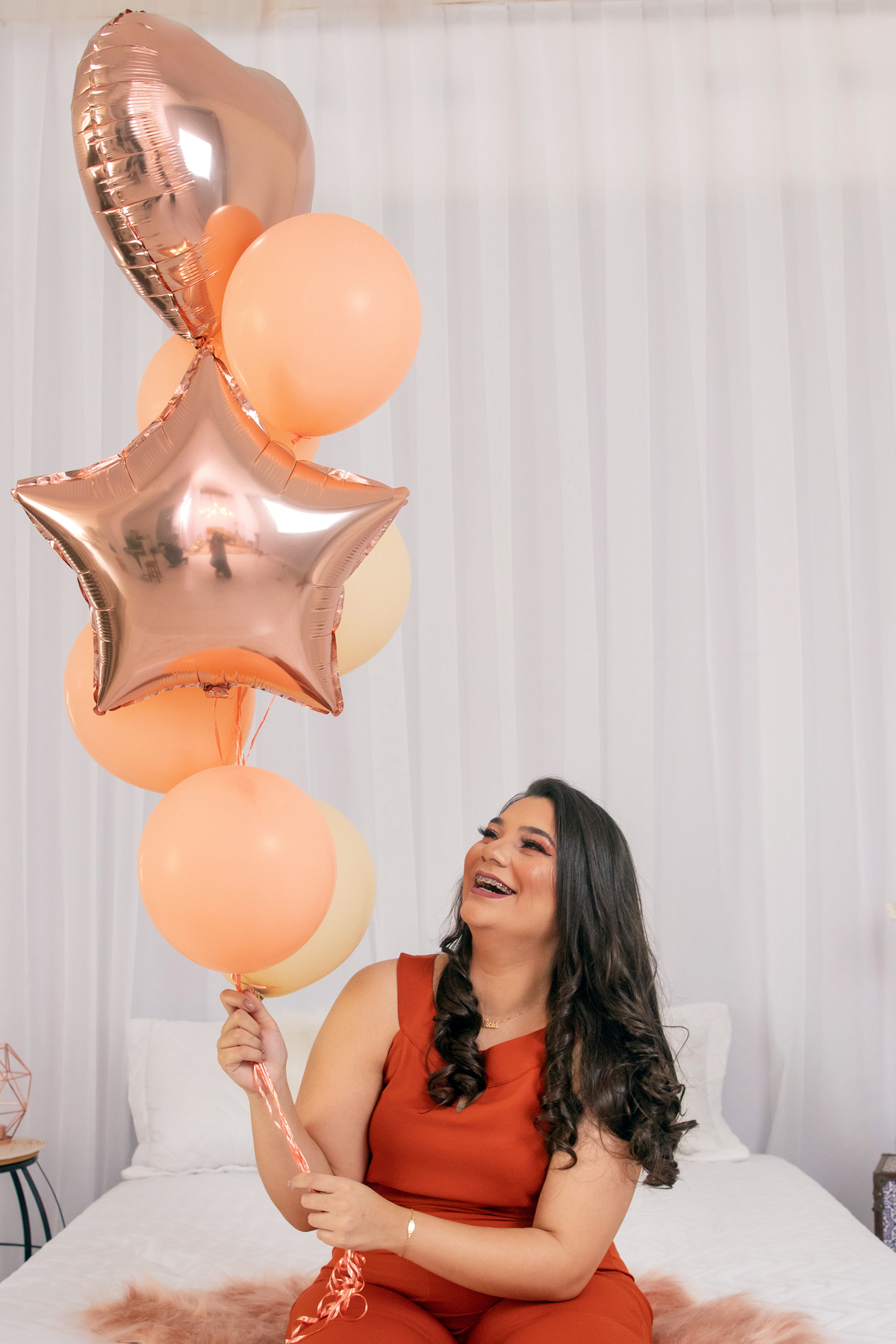 Ensaio feminino de 18 anos em estúdio, make perfeita e com balões rosê e na cor pessêgo em Santo Antônio de Pádua RJ