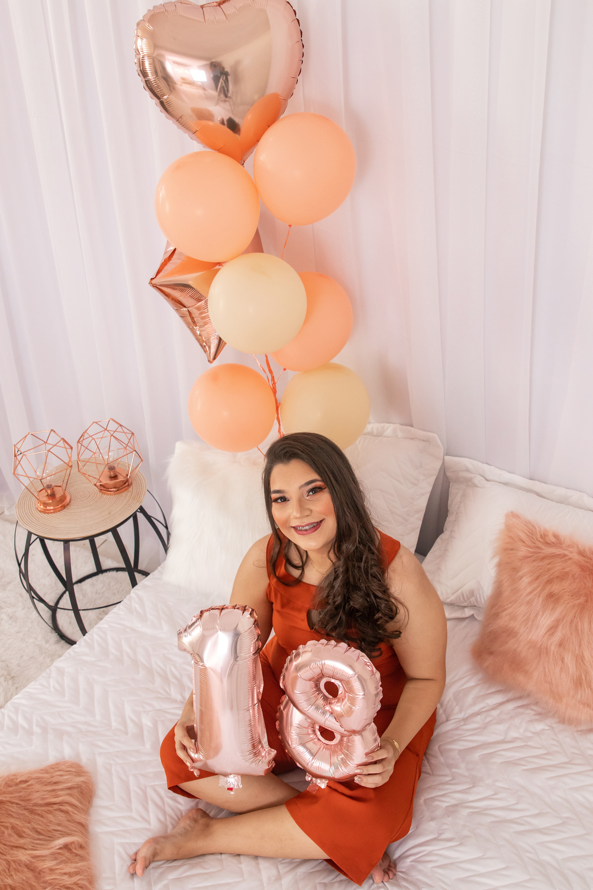 Ensaio feminino de 18 anos em estúdio, make perfeita e com balões rosê e na cor pessêgo em Santo Antônio de Pádua RJ