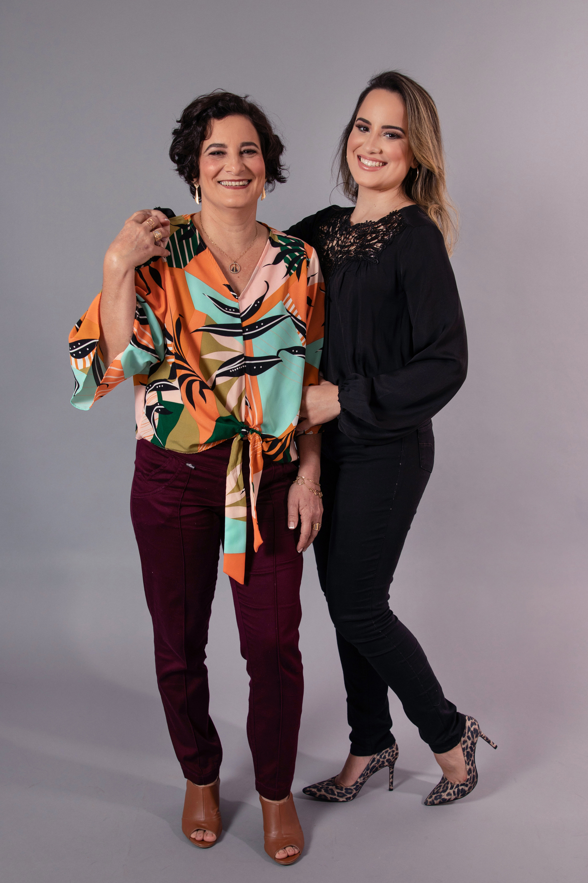 Ensaio em estúdio de formanda em psicologia com roupa preta e a maquiagem perfeita, juntamente com sua mãe e toda sua familia em Santo Antônio de Pádua no Rio de Janeiro.