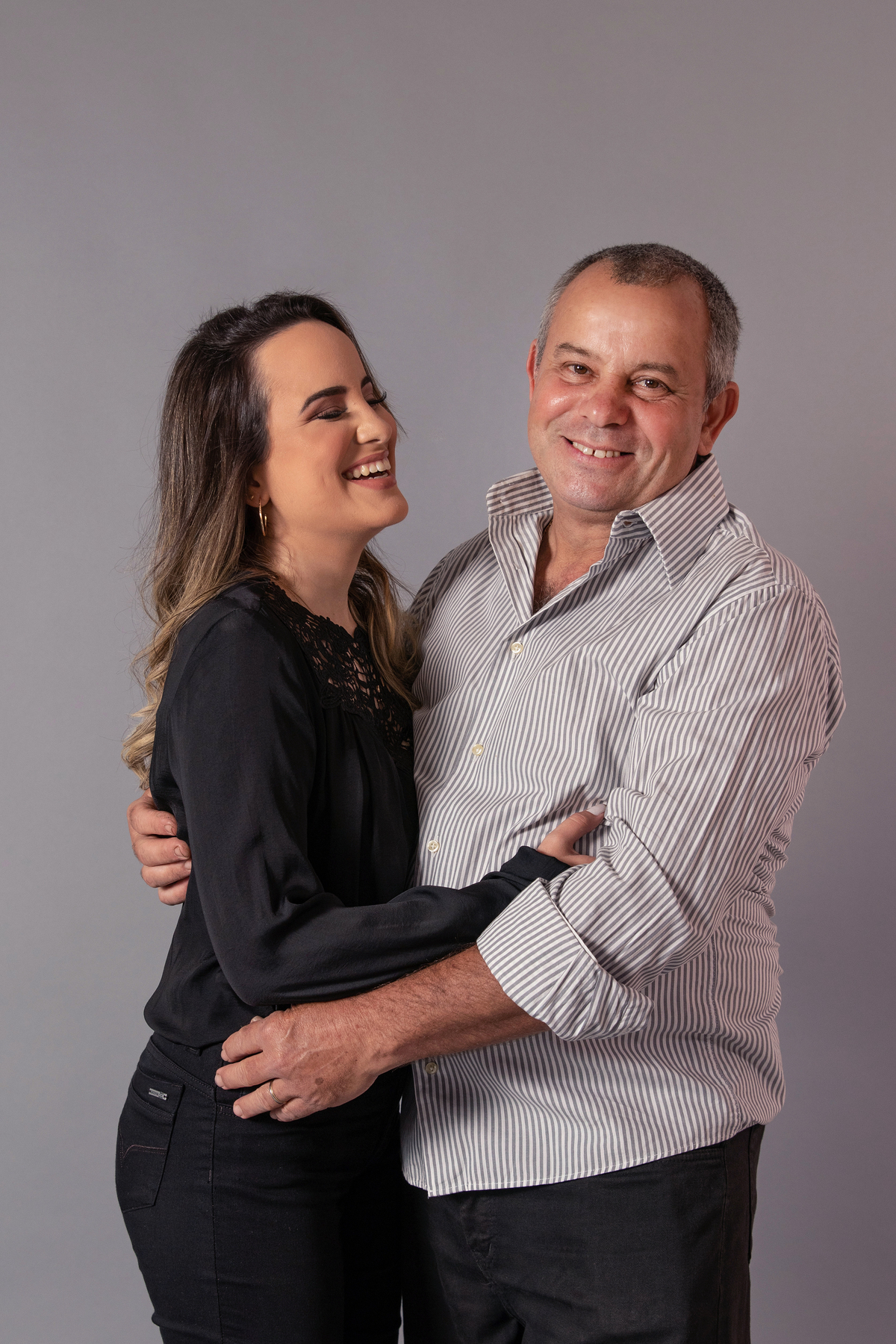 Ensaio em estúdio de formanda em psicologia com roupa preta e a maquiagem perfeita, juntamente com sua mãe e toda sua familia em Santo Antonio de pádua no Rio de Janeiro