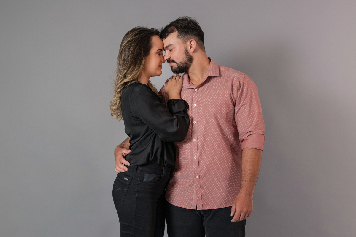 Ensaio em estúdio de formanda em psicologia com roupa preta e a maquiagem perfeita, juntamente com sua namorado e toda sua familia em Santo Antônio de Pádua no interior do RJ