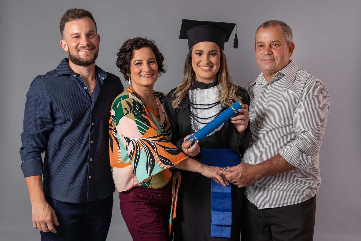 Ensaio em estúdio de formanda em psicologia com beca, capelo e canudo, juntamente com sua mãe e toda sua familia em Santo Antonio de Padua RJ