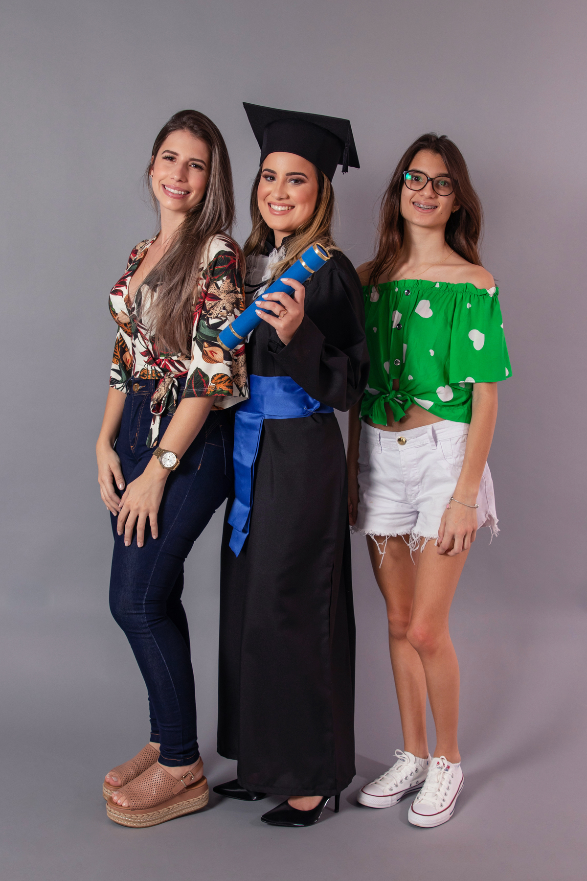 Ensaio em estúdio de formanda em psicologia com beca, capelo e canudo, juntamente com suas amigas em Santo Antônio de Pádua no interior no Rio de Janeiro